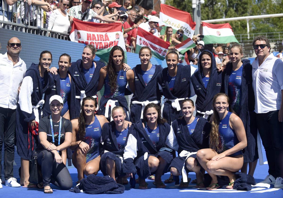 Az ötödik helyezett női pólócsapat. A lányokat a helyosztókra is több ezren kísérték el a Hajós Alfréd uszodába &bullet;  Fotó: MTI