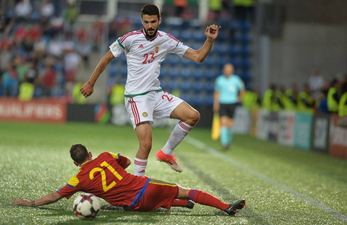 Csúszva-mászva. Az andorraiak (sötétben) nem kegyelmeztek nekünk &bullet;  Fotó: MLSZ