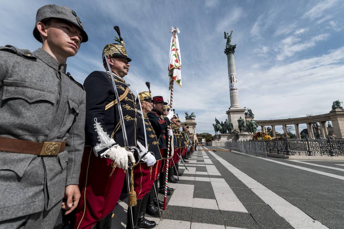 Az ünnepi megnyitó részeként megkoszorúzták a Magyar Hősök Emlékművét &bullet;  Fotó: MTI