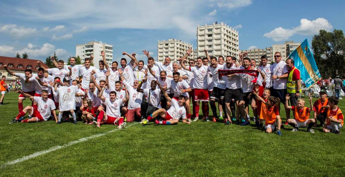 Önfeledt öröm. Sepsiszentgyörgyön remélik, hogy a 2011-ben elkezdődött sikertörténet a csapat élvonalba jutásával nem szűnik meg &bullet;  Fotó: Oláh József Botond