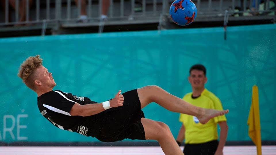 Levegőben a labda: a strandfoci nagyon látványos, ha profik játsszák &bullet;  Fotó: BEACHSOCCER.COM