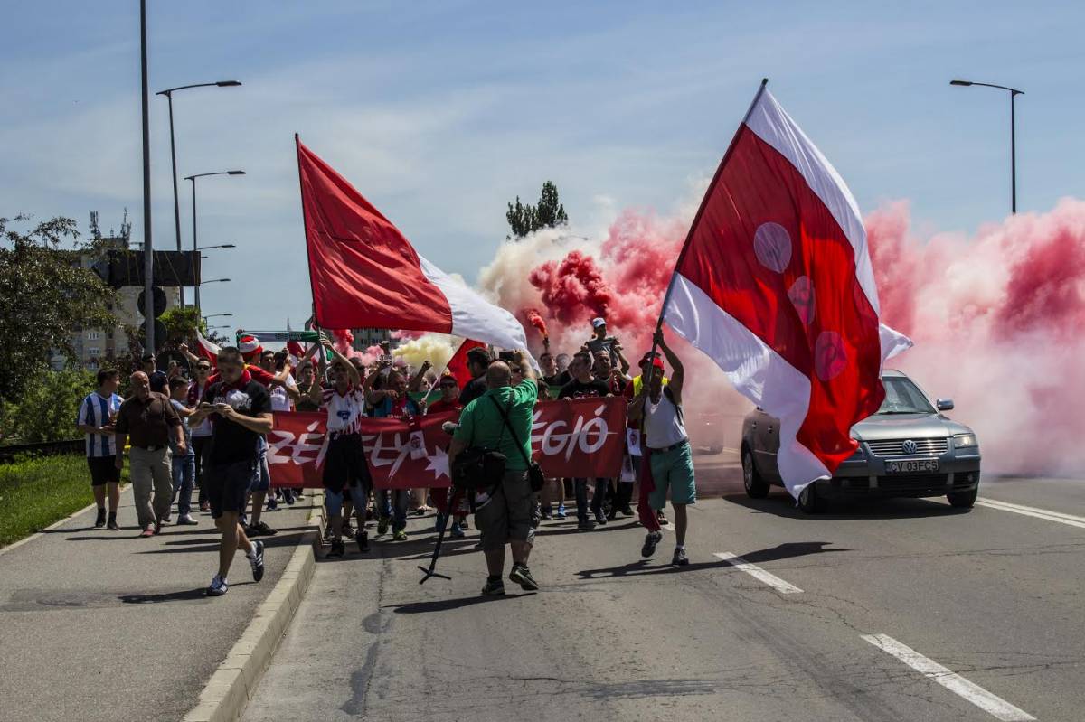 Sepsiszentgyörgyi felvonulásukon fociszurkolók ezrei ünnepelték a háromszéki csapat feljutását az élvonalba &bullet;  Fotó: Oláh József Botond