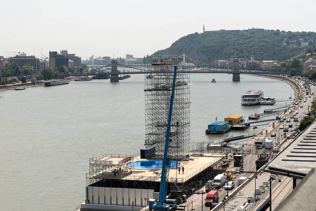 Utolsó simítások. A műugrótorony a Sztehlo Gábor rakparton a Parlamenttel szemben &bullet;  Fotó: MTI