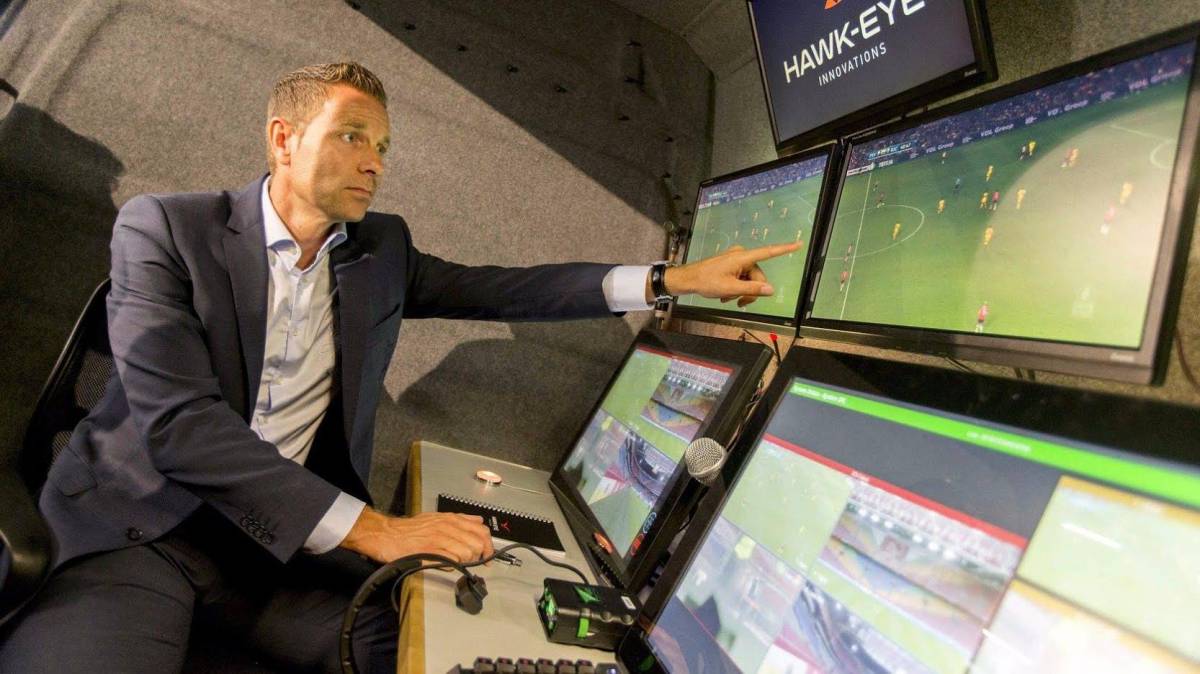 Egyre többen hangoztatják: a videóbíró segít meghozni a helyes döntést &bullet;  Fotó: EPA/Jerry Lampen