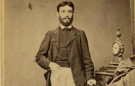 Akit élve is, holtában is elrejtettek