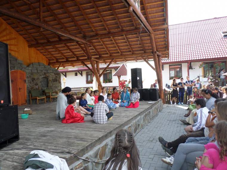 Alkotótábor Böjte Csaba gyermekeinek