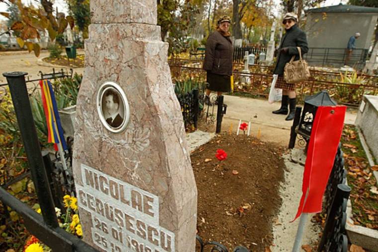 Halált hozott a diktátornak a Télapó