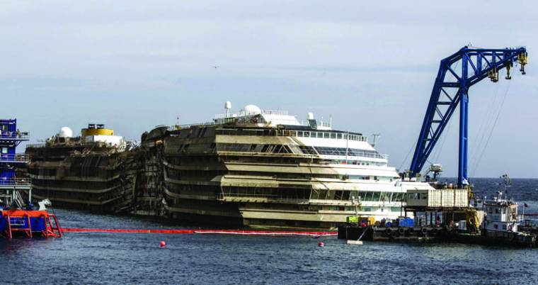 Vízi mutatvány: felszínen a Costa Concordia
