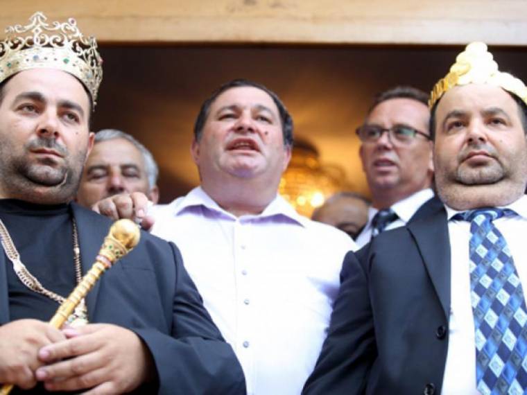 Meghalt a király, éljenek a királyok!