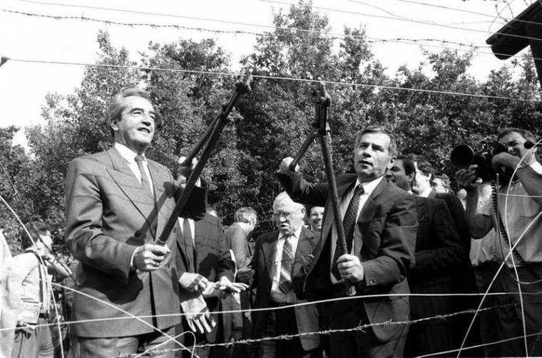 Lehull a vasfüggöny