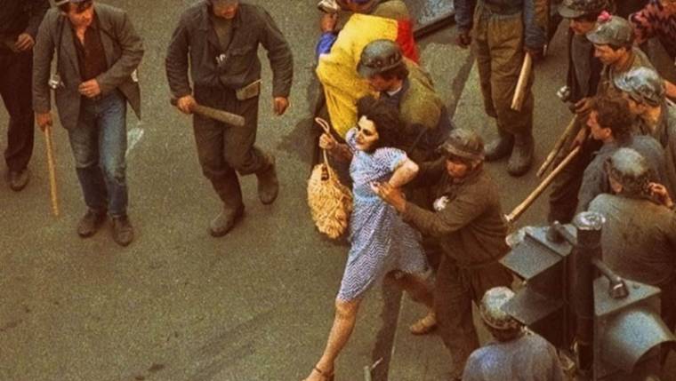 A kék ruhás nő, akit összevertek a bányászok