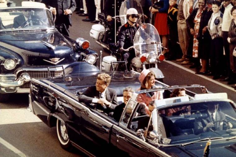 Maffiafőnök szemszögéből: újabb filmet forgatnak John F. Kennedy meggyilkolásáról Al Pacinóval és John Travoltával