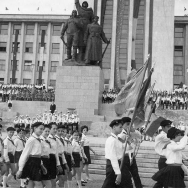 A felvonulás és a szocialista vasmarok