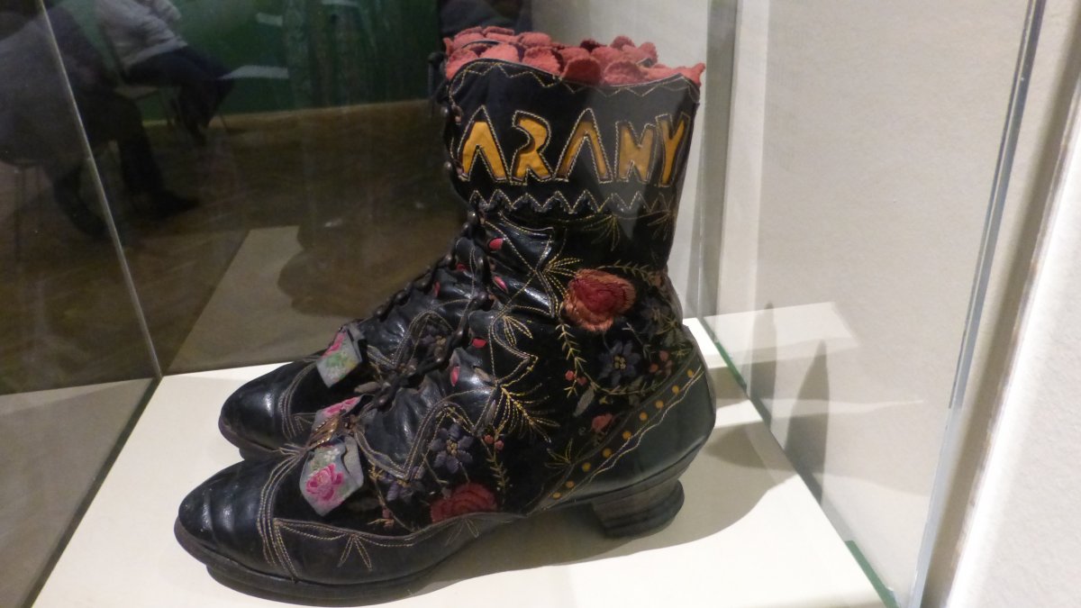 Az Arany Rózsa számára 1926-ban, Kalocsán készült cifra, rózsás lábbeli •  Fotó: Csermák Judit