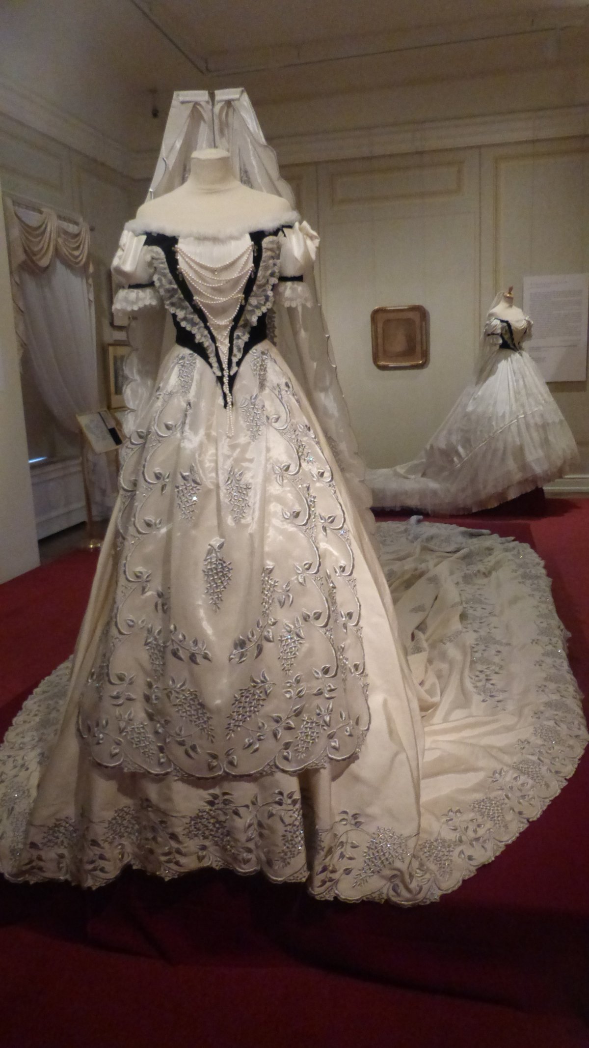 Erzsébet királyné (Sissi) koronázási ruhakölteménye a gödöllői kiállításon • Fotó: Csermák Judit