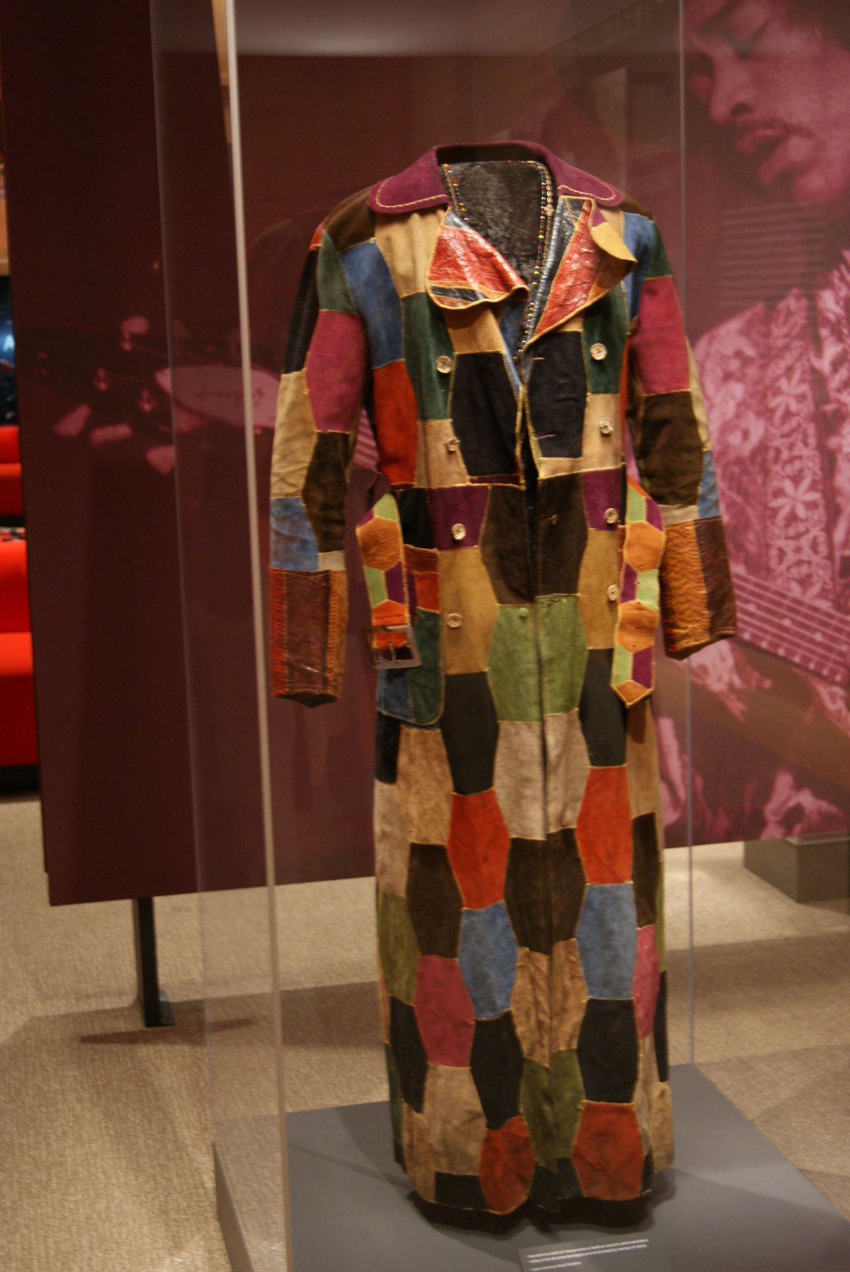 Jimi Hendrix rockgitárosnak az indián kultúrára emlékeztető ruhája •  Fotó: Csermák Judit