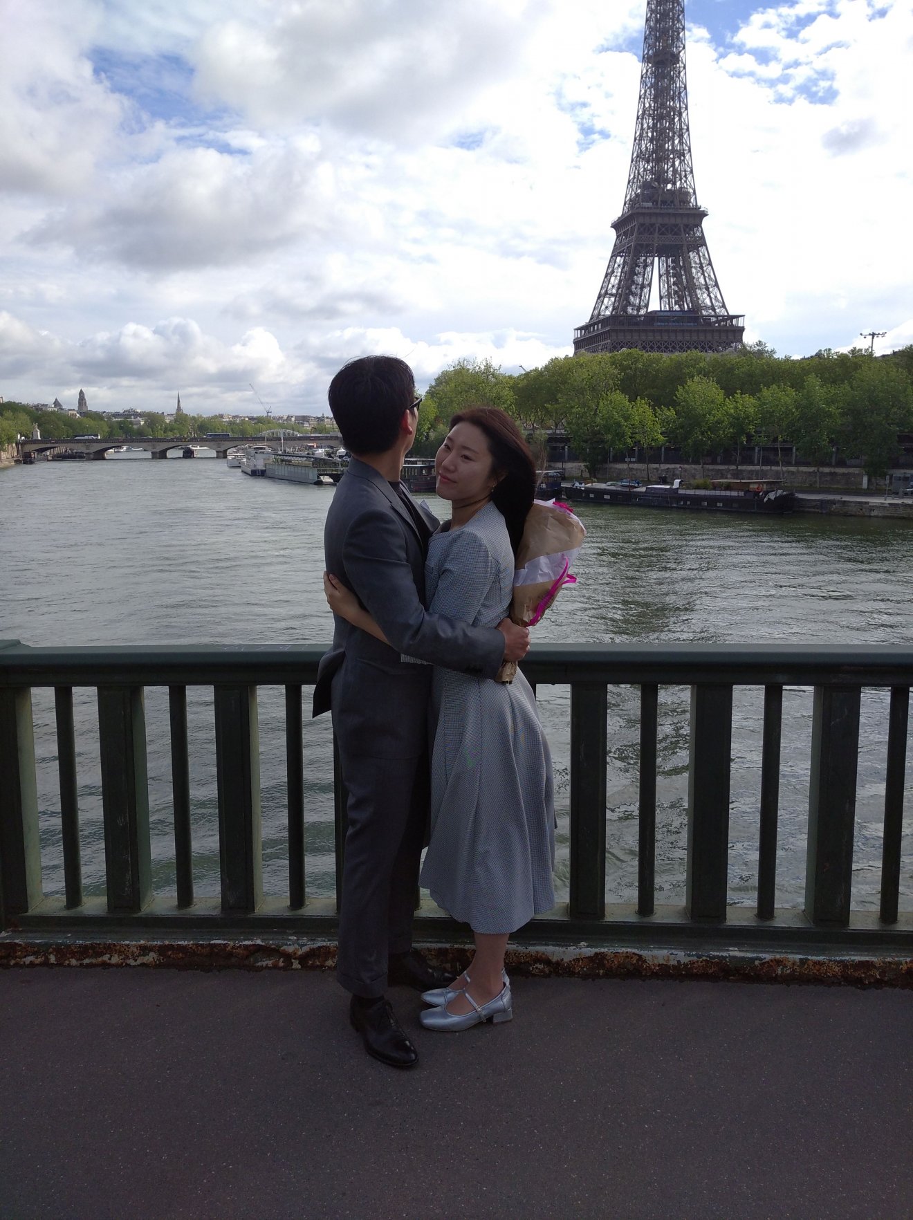 Ázsiai pár, a háttérben az Eiffel-toronnyal •  Fotó: Csermák Zoltán