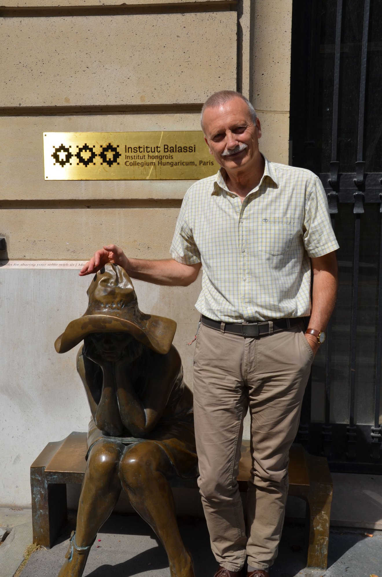 Néhai Havasi János a Liszt Intézet-Magyar Kulturális Központ előtt •  Fotó: A Havasi család archívuma