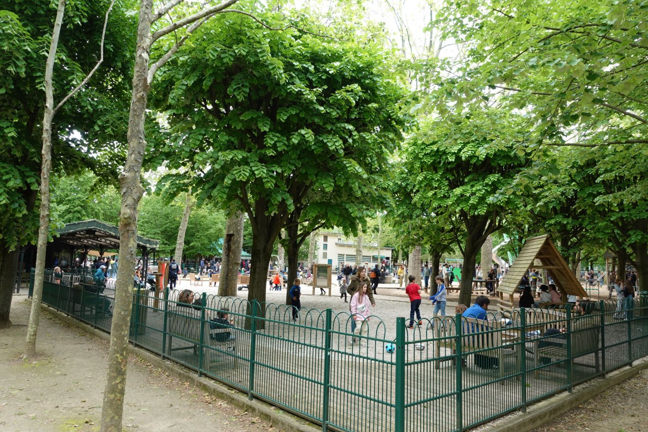 A környékbeli jómódú családok gyerekeinek kedvenc találkahelye, a Luxembourg-kert játszótere •  Fotó: Csermák Zoltán