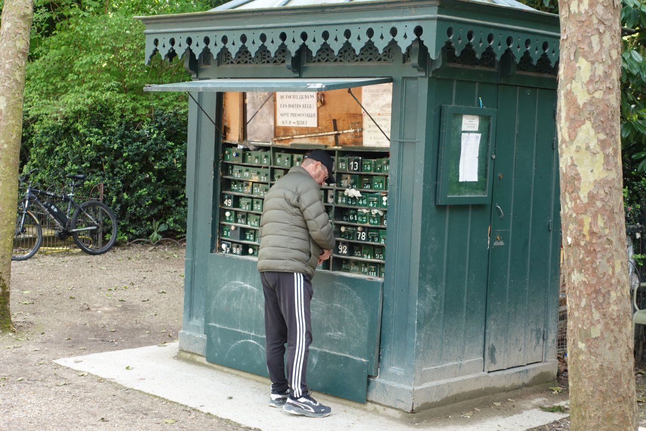 A vérre menő népi játék, a petanque felszerelését kis raktárból lehet kölcsönözni •  Fotó: Csermák Zoltán