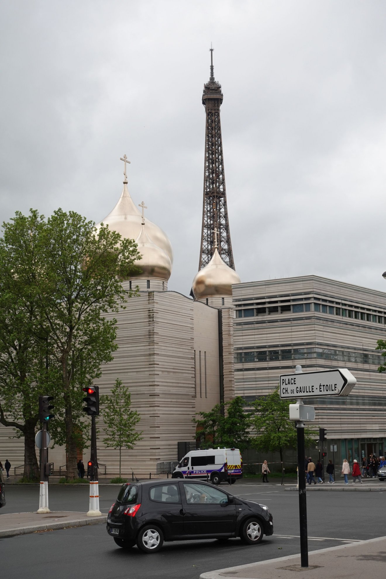 Az orosz Szentháromság-székesegyház a Szajna partján •  Fotó: Csermák Zoltán