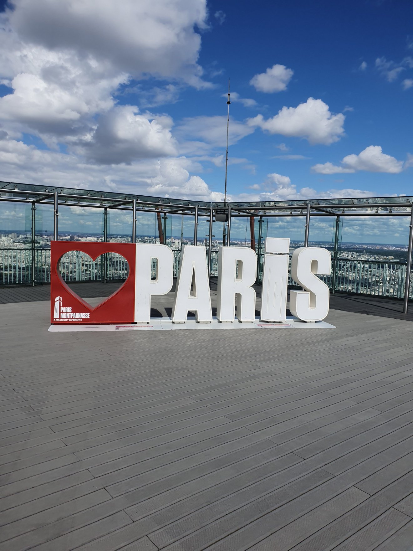 Párizs-kültéri reklám a Montparnasse torony tetején •  Fotó: Csermák Bálint