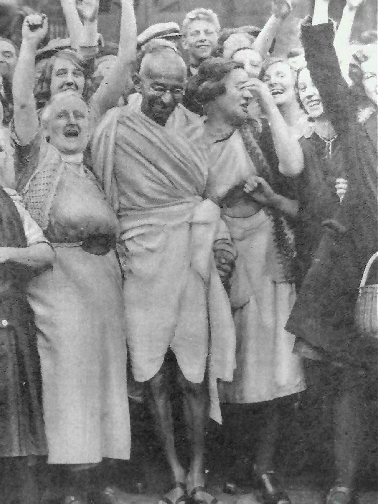 Gandhi az angliai textilmunkások között •  Fotó: Archív