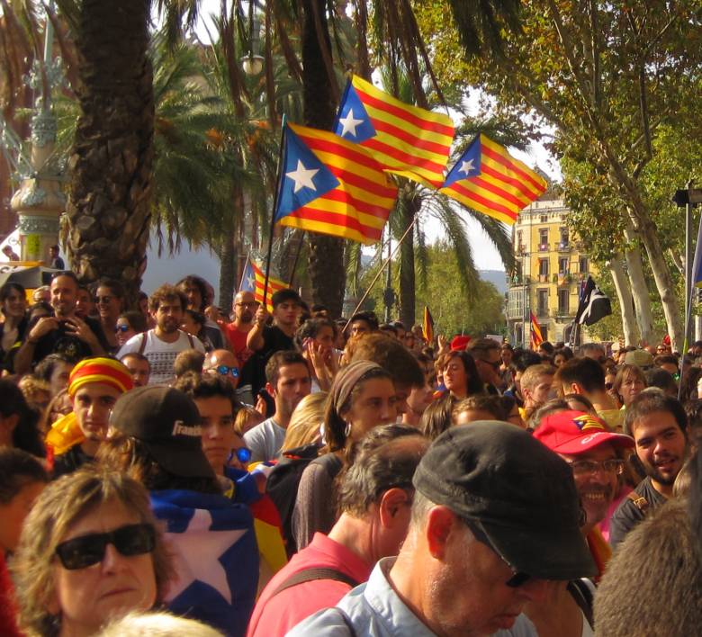 Katalán tüntetés Barcelonában. A függetlenségpártiak önálló országot szeretnének kiharcolni •  Fotó: Krivánszky Miklós