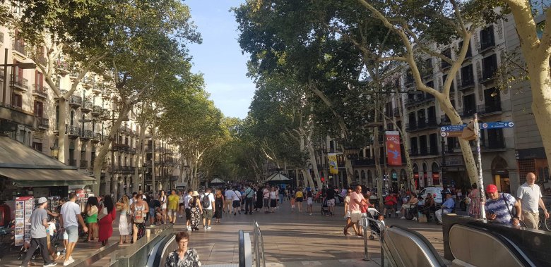 A Rambla sugárút az egyik metróállomás környékén •  Fotó: Makkay József