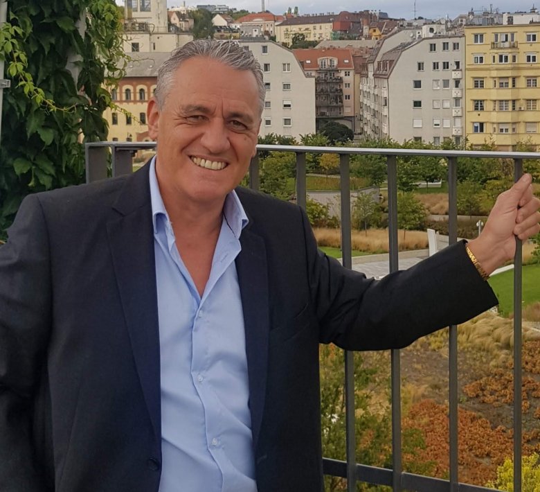 A Németországban dolgozó egyetemi oktató rendszeresen hazajár BUdapestre •  Fotó: Facebook/Szabó Mihály