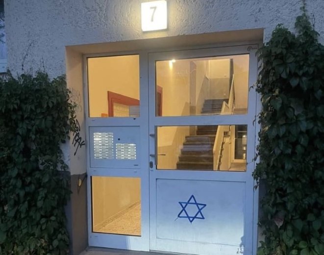 Antiszemita bejegyzések miatt őrizetbe vettek egy férfit Maros megyében