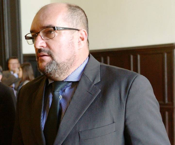 Gyújtópalackot dobtak a KMKSZ központi irodájára Ungváron