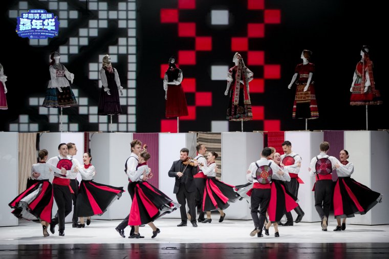 Bokázó a nagy falon: a Magyar Állami Népi Együttes kínai turnéja