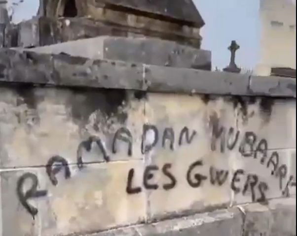 Tomboló keresztényellenesség: napi rendszerességgel templomokat és sírokat gyaláznak meg az iszlamisták Franciaországban