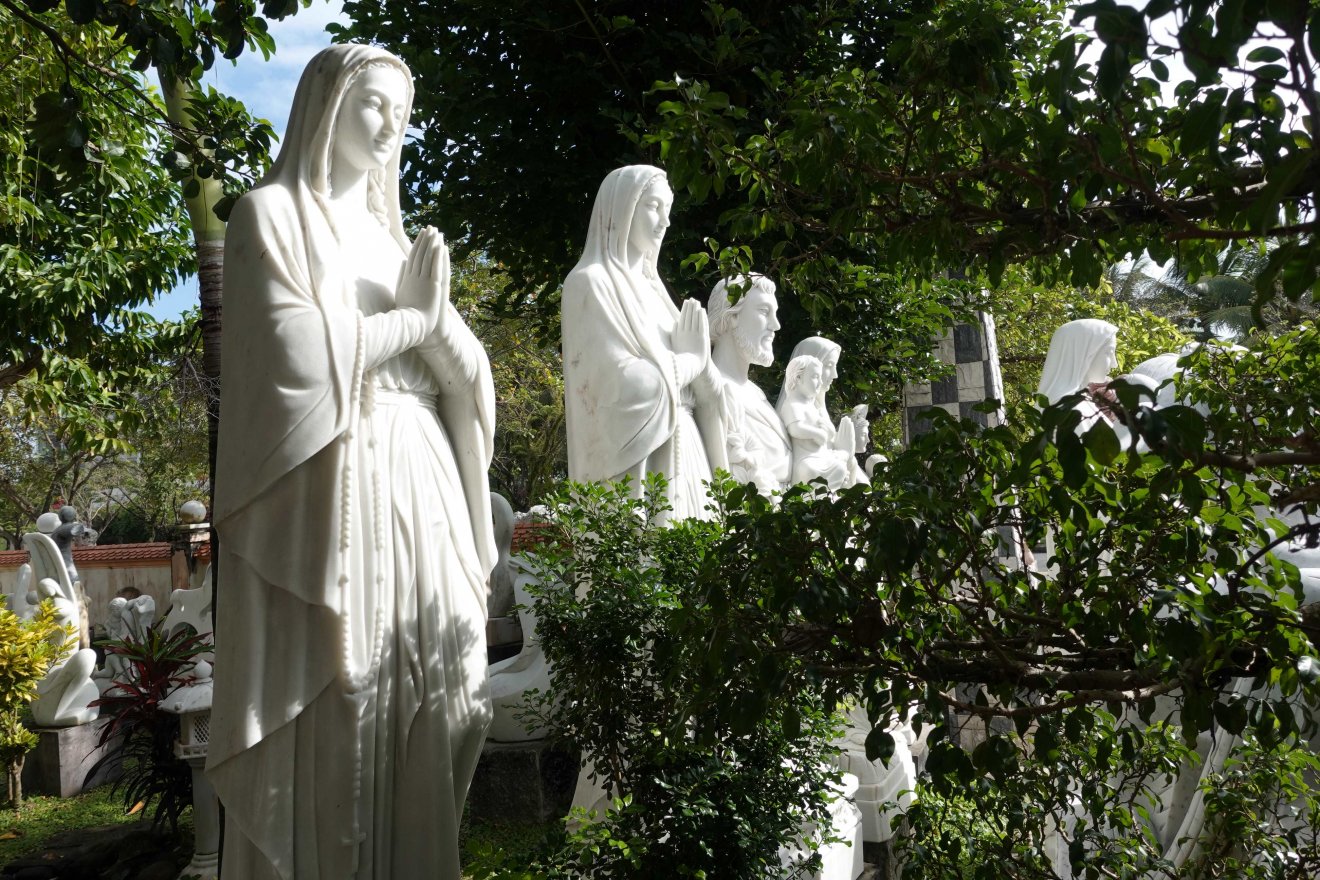 Egy márványüzemben a buddhista szobrok mellett a Szent Szűz, Szent József és a Megváltó szobrait is árusították •  Fotó: Csermák Zoltán