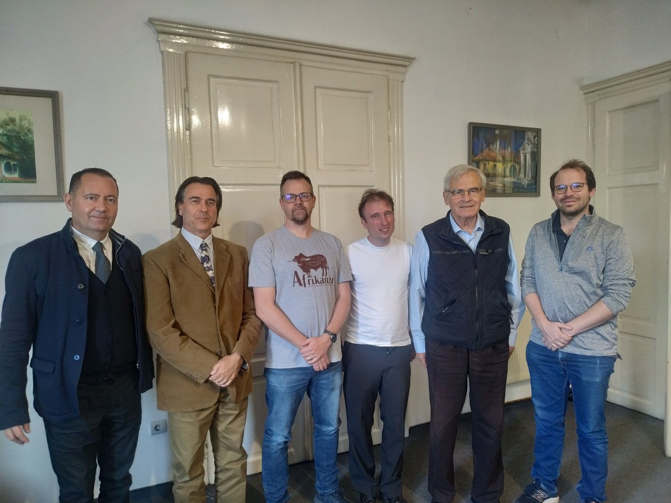 A búrok küldöttségének tagjai Tőkés László és Szilágyi Zsolt társaságában az EMNT nagyváradi irodájában •  Fotó: Tőkés László EMNT-elnök sajtóirodája