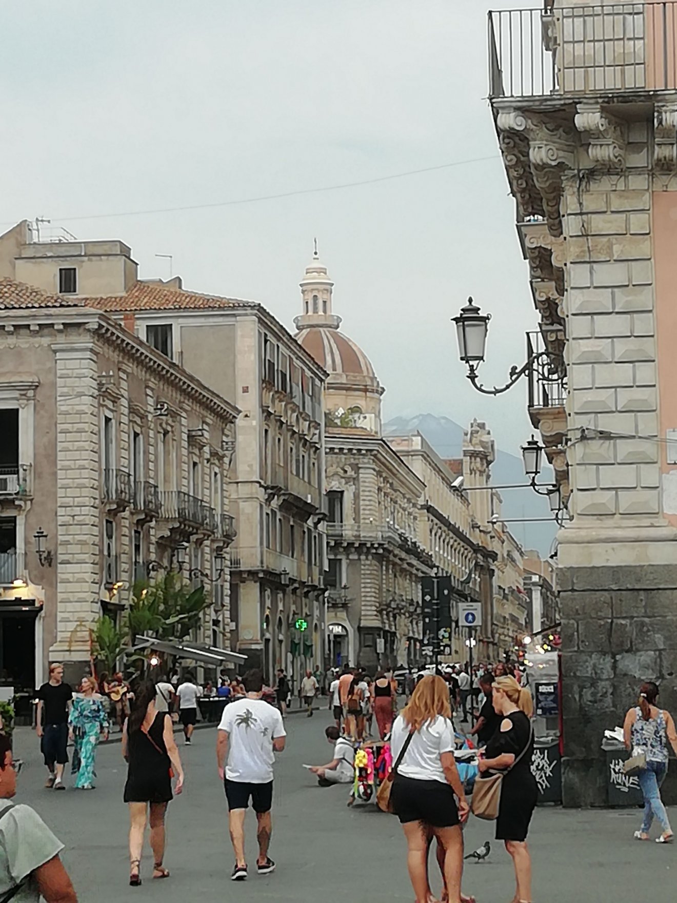 A Via Etnea sétálóutca. Háttérben a házak fölött látható a híres vulkán csúcsa •  Fotó: Somogyi Botond