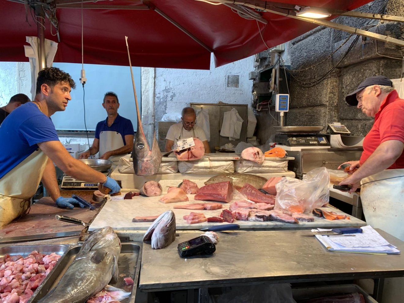 Mi újság a halpiacon? Aki nem finnyás, Cataniában megtekintheti a sziget legnagyobb halkereskedését is •  Fotó: Somogyi Botond