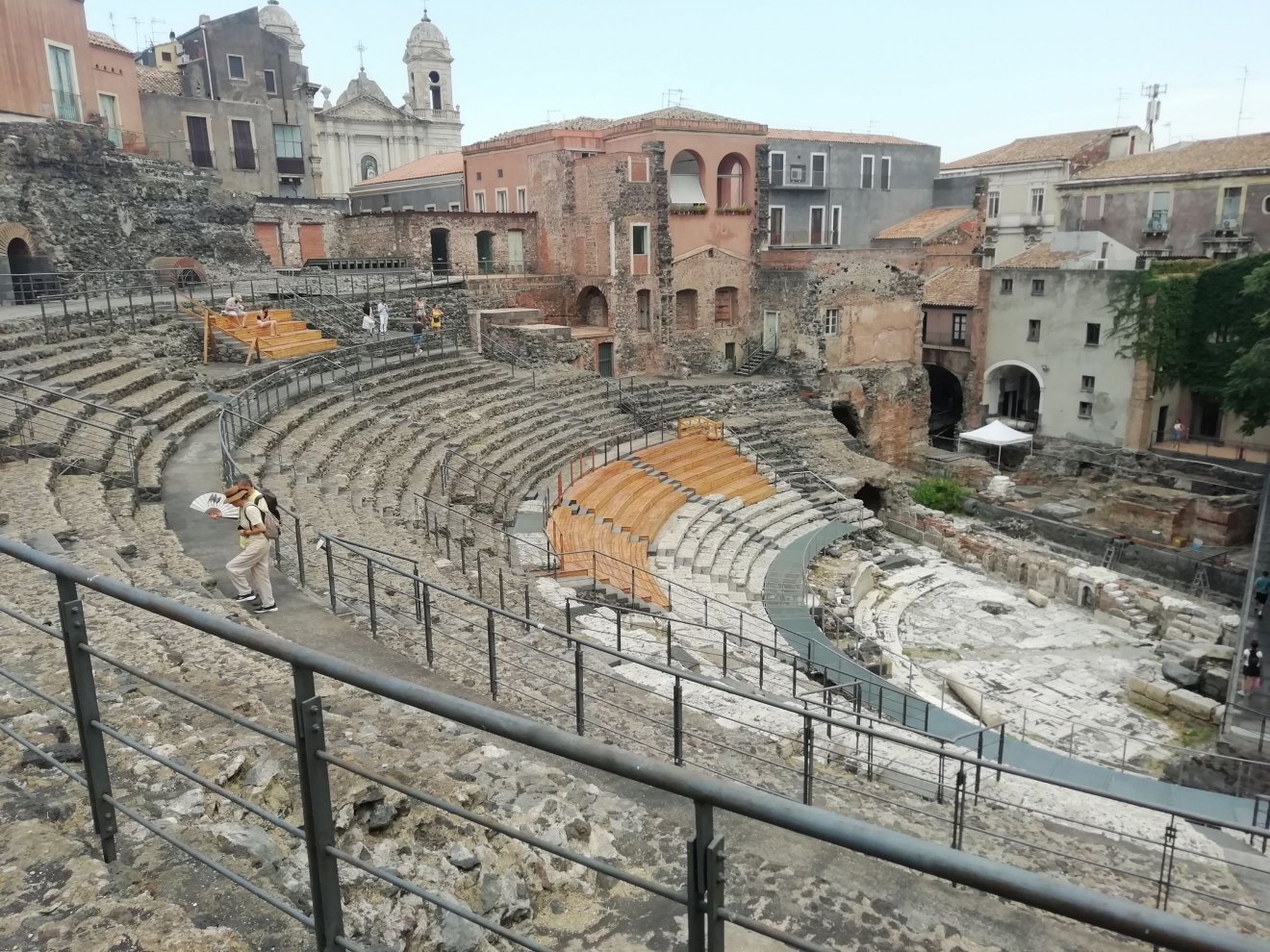 A hellén korból származó görög amfiteátrum, amelynek maradványai a házak között húzódnak meg •  Fotó: Somogyi Botond