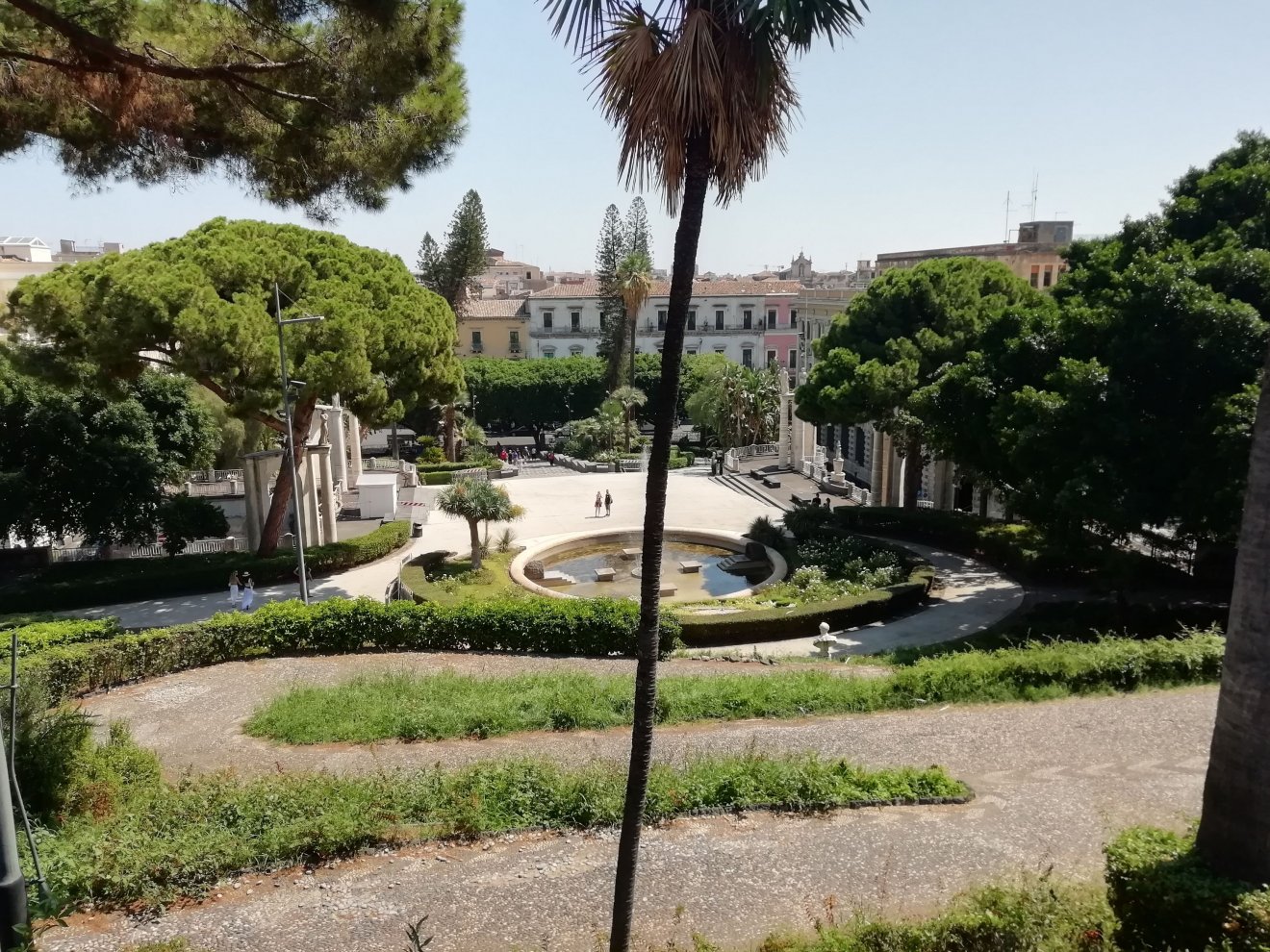 A sétálóutcához közel eső Bellini-park. A szürke házak között üde színfolt a városközpontban •  Fotó: Somogyi Botond