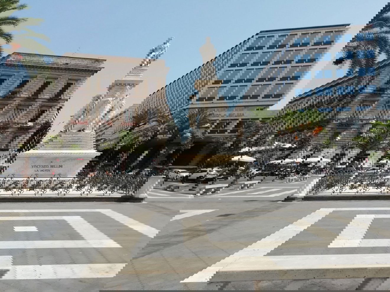 Vincenzo Bellini szobra az óvárosban. Az olasz operaszerző a város leghíresebb szülöttje •  Fotó: Somogyi Botond