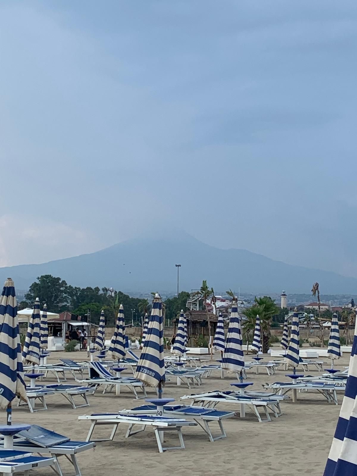 A tengerpartról jobban látszik a mindig felhőkbe burkolózó Etna •  Fotó: Somogyi Botond