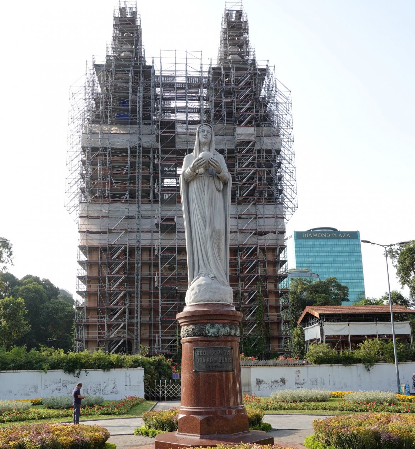 Saigonban a Miasszonyunk katedrális átépítés alatt •  Fotó: Csermák Zoltán