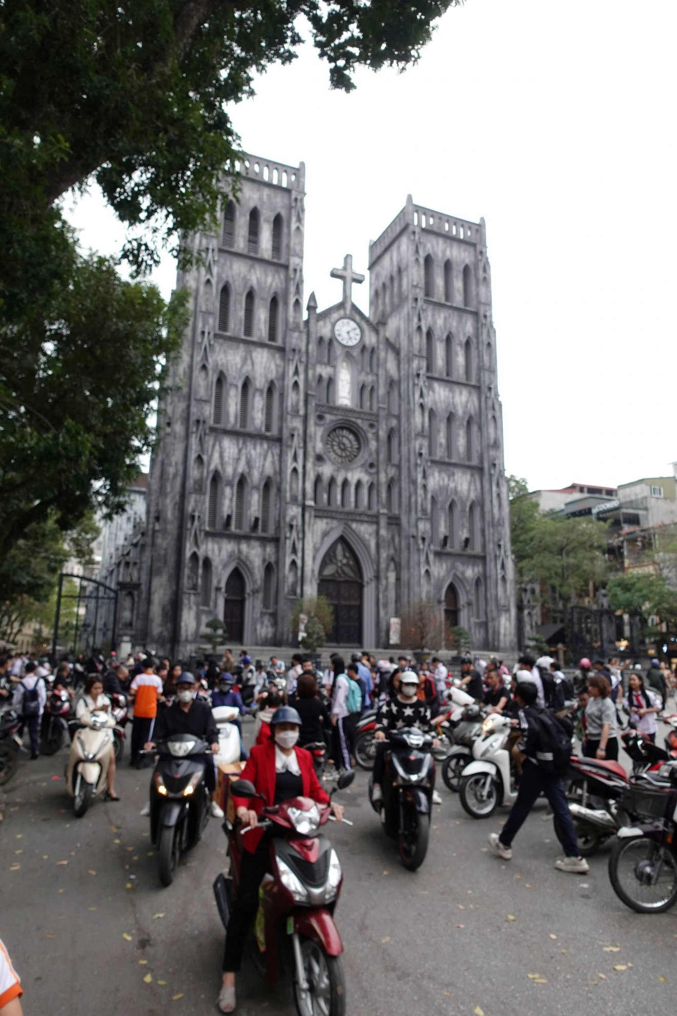 Hanoi katedrális. A misékre messzibb vidékekről is érkeznek hívek motorkerékpáron •  Fotó: Csermák Zoltán
