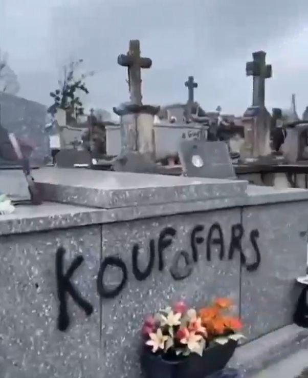 A sírgyalázók gyakran iszlamista szervezetek tagjaként járják a temetőket •  Fotó: Videófelvétel/X Das Fantom