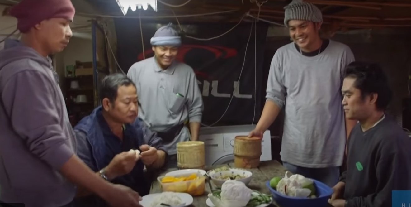 Thaiföldi mezőgazdasági munkások ebédelnek egy kibucban. Sokan a veszély ellenére is ragaszkodnak az izraeli munkalehetőséghez • Fotó: Képernyőmentés – videofelvétel