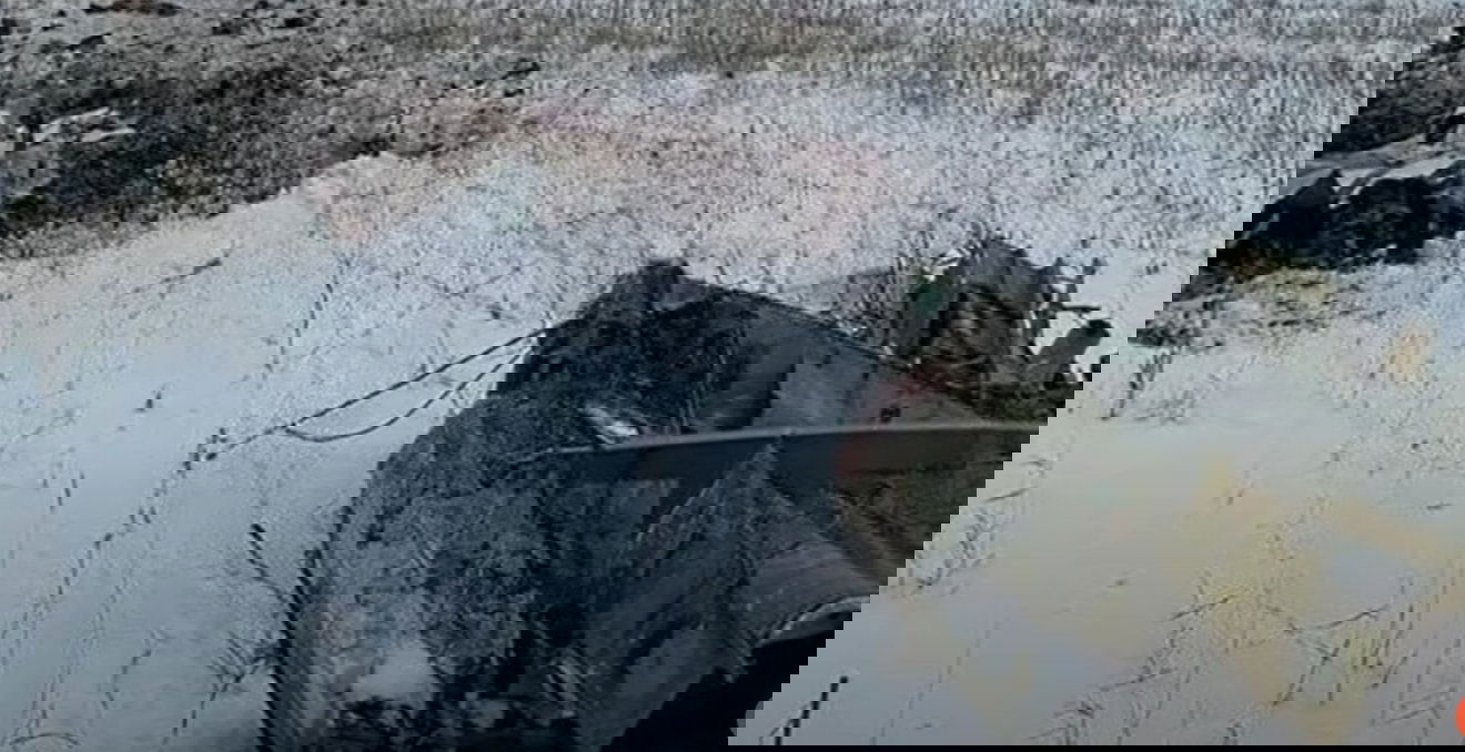 A lelőtt  orosz Il-76-os katonai szállító-repülőgép roncsai Belgorod megye egyik falujának a határában •  Fotó: Képernyőmentés – videofelvétel