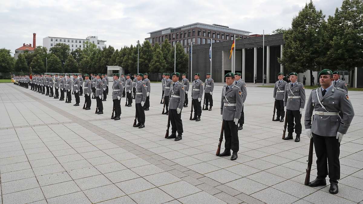 Német díszszázad Berlinben. A német hadseregnek már csak a külsőségekre futja •  Fotó: Német Védelmi Minisztérium/www.bmvg.de