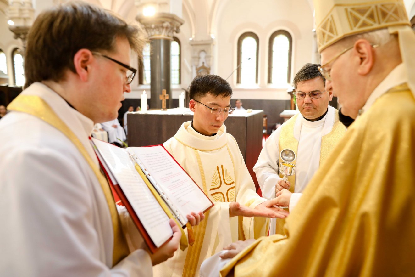 Erdő Péter bíboros szentelte pappá a  vietnámi származású József atyát •  Fotó: József atya archívuma