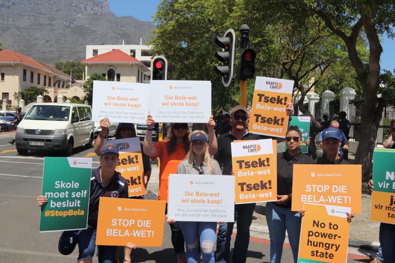 Iskoláikért és nyelvükért tüntető búrok Dél-Afrikában. A kommunista hatalom mindenüket kisajátítaná •  Fotó: Facebook/AfriForum